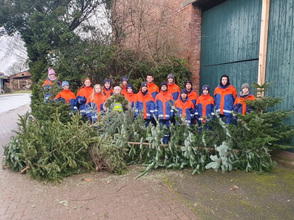 2024 01 13 JF Mehrum sammeltTannenbäumer