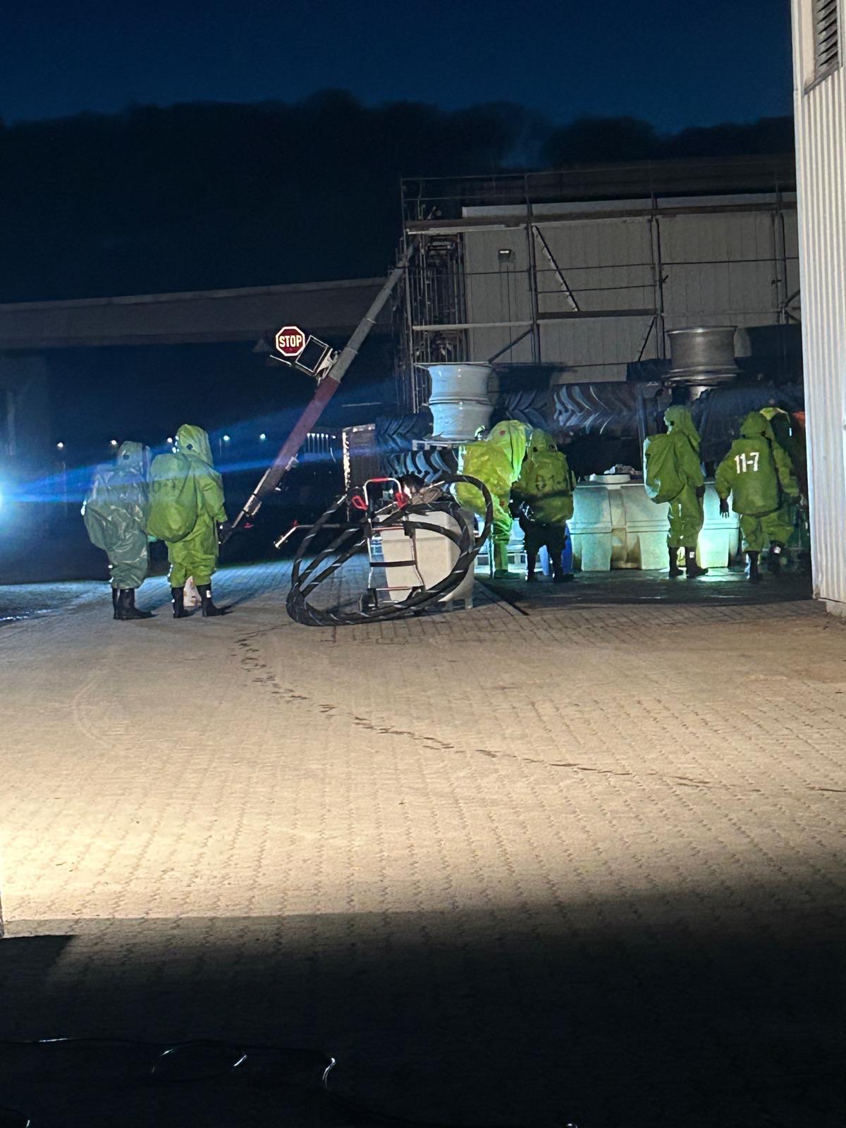 Mit mehreren Trupps wird der Gefahrstoff umgepumpt