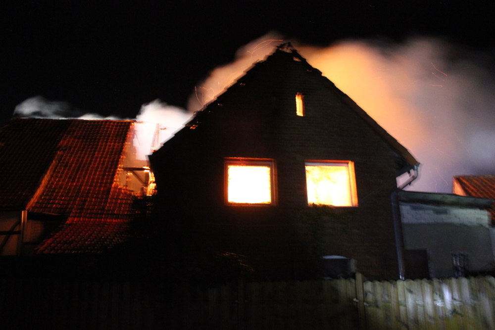 2022_09_23_dachstuhlbrand_stedum_bekum_haupt2a