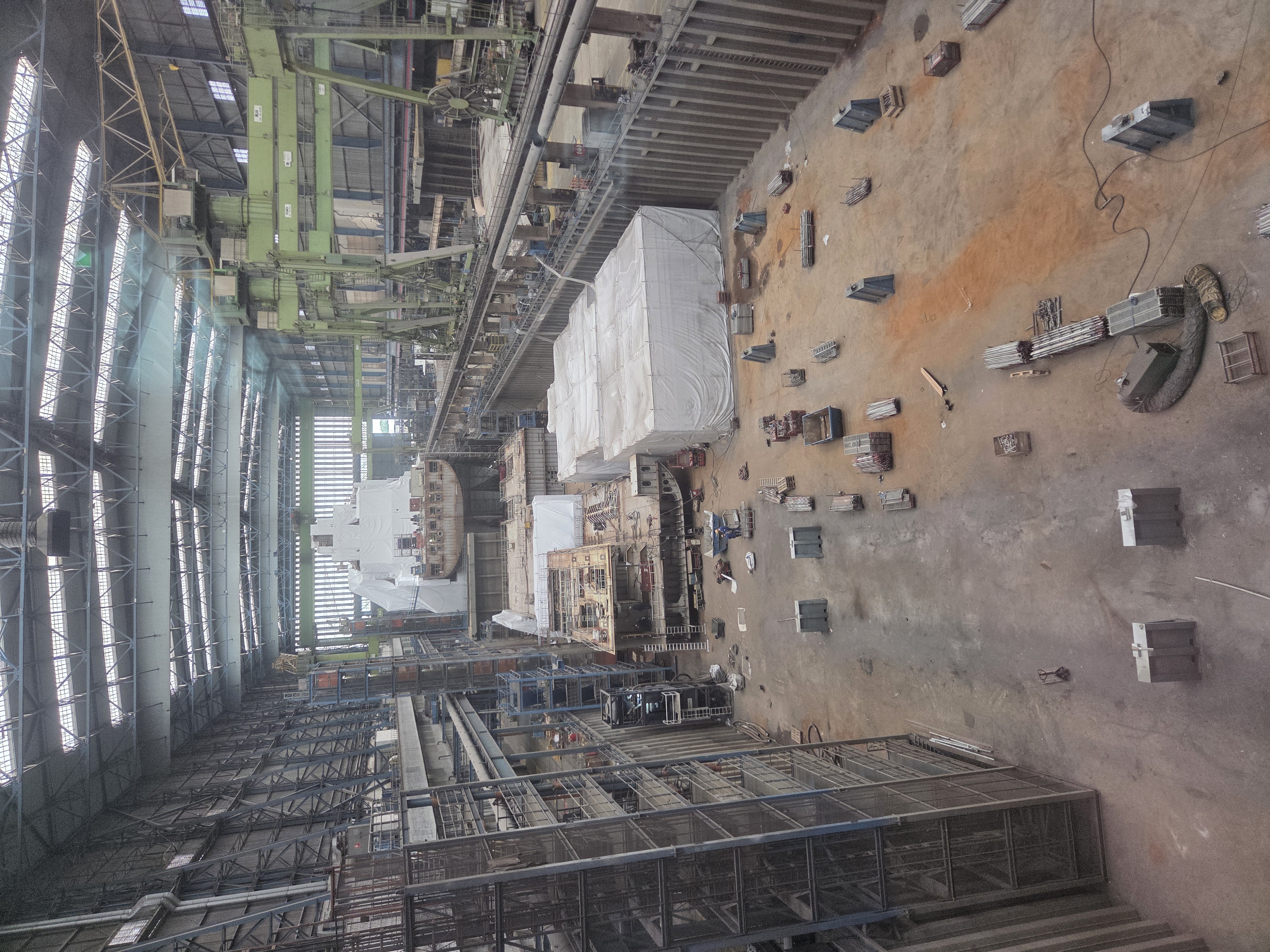 Ein Tankschiff der Bundeswehr beim Bau im Trockendock